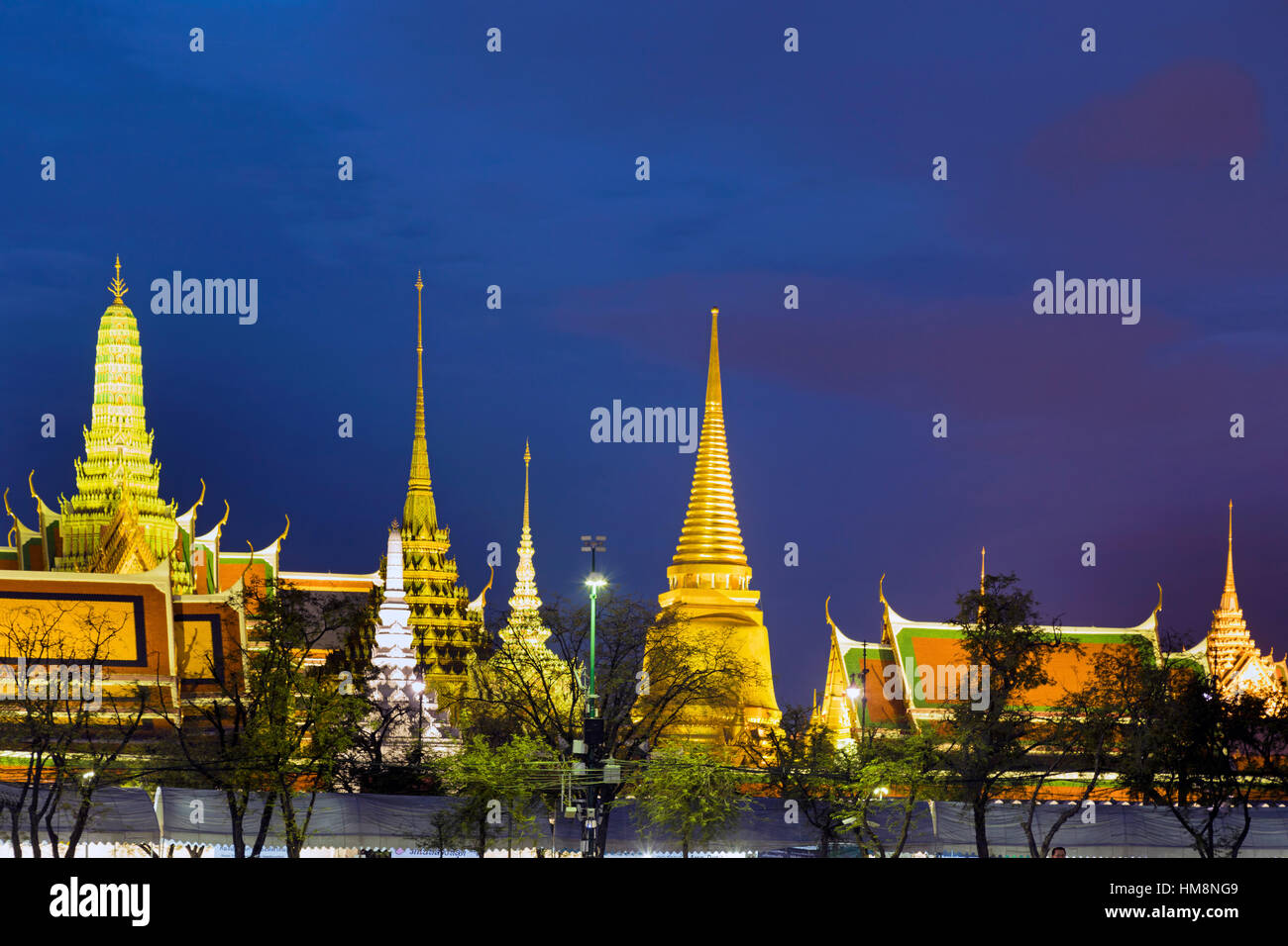 Il Grand Palace skyline notturno, Bangkok, Thailandia Foto Stock