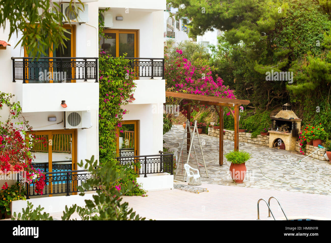 Moderno e classico resort architettura Greca, nuovo edificio bianco in stile costruttivista, sorge sulla riva del mare cretese. Villaggio Resort Bali, Rethymno Foto Stock