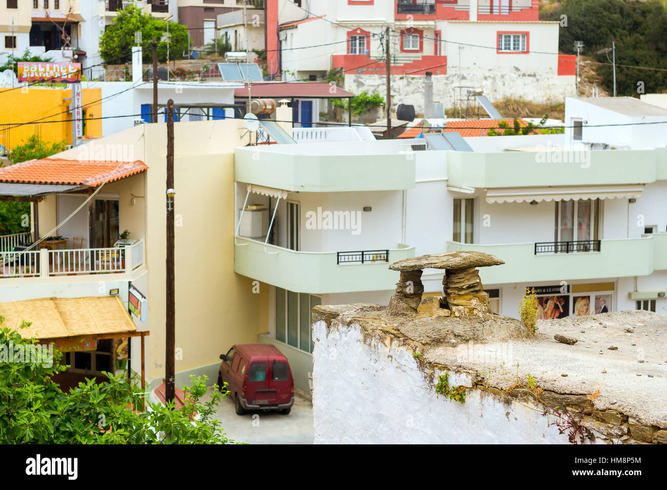 Bali, Grecia - 30 Aprile 2016: in casa di design in pietra sul tetto, protegge dalla caduta di gocce di acqua e durante la pioggia. Moderno e classico greco resort archi Foto Stock