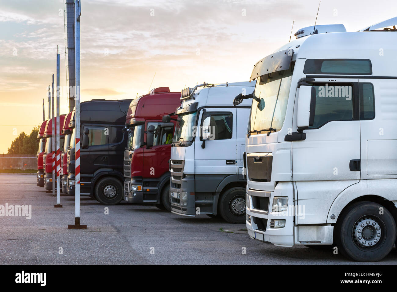 Autocarri pesanti carichi di merci rimorchi parcheggiati in area di attesa sul confine di stato attraversamento. Disco internazionale trasporti e logistica. I trasporti Foto Stock