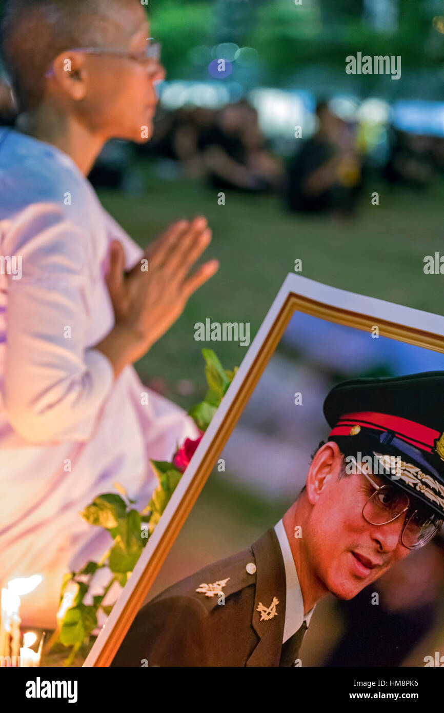 Persone in lutto pagare rispetta al compianto Re Bhumibol Adulyadej, Sanam Luang, il Grand Palace, Bangkok, Thailandia Foto Stock
