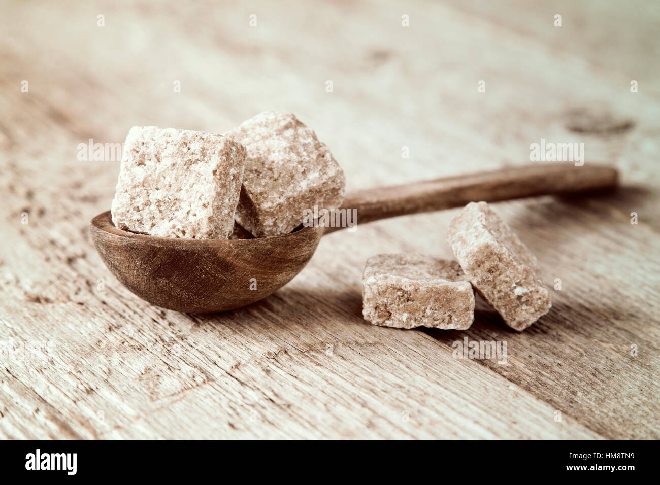 Piccolo cucchiaio di legno e marrone di zucchero di canna Foto Stock