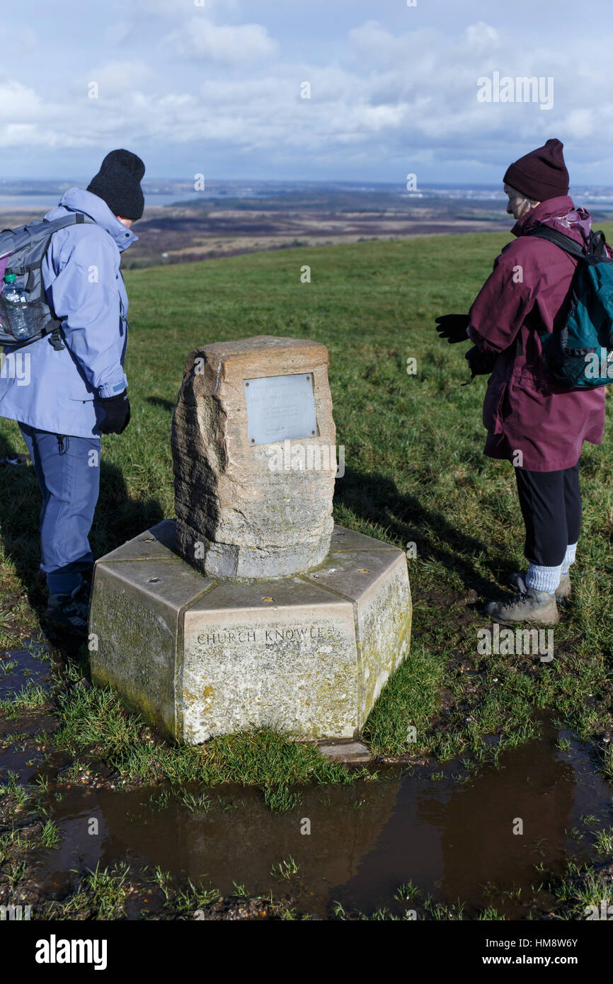 Pietra commemorativa, Knowle Hill. Il Dorset. In Inghilterra. Regno Unito. Foto Stock