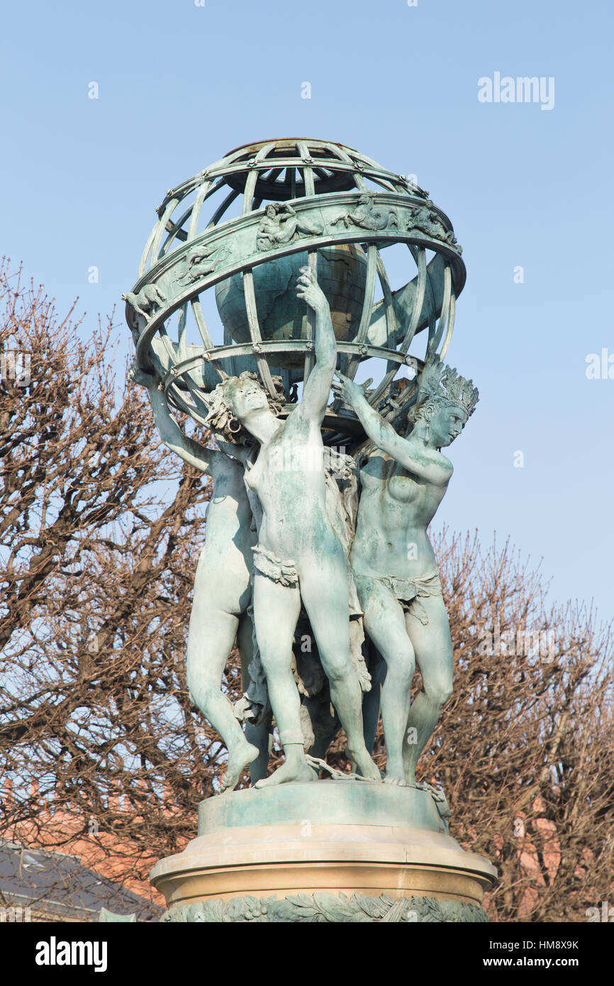 Statua nei giardini della Fontaine de l'Observatoire a Montparnasse nel XIV arrondissement di Parigi in inverno Foto Stock