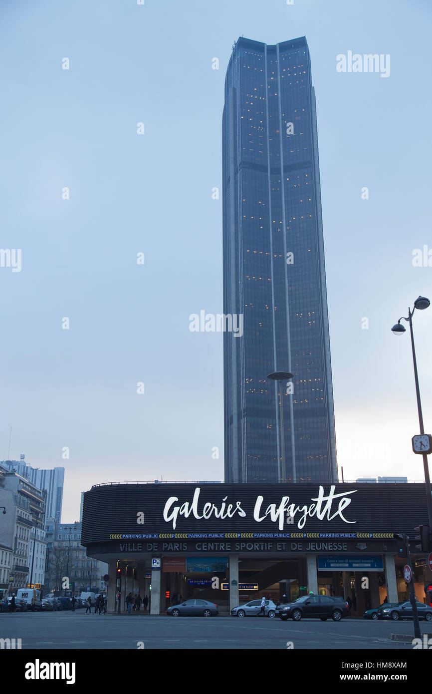 Esterno della Galery Lafayette a Montparnasse nel XIV arrondissement di Parigi in inverno Foto Stock