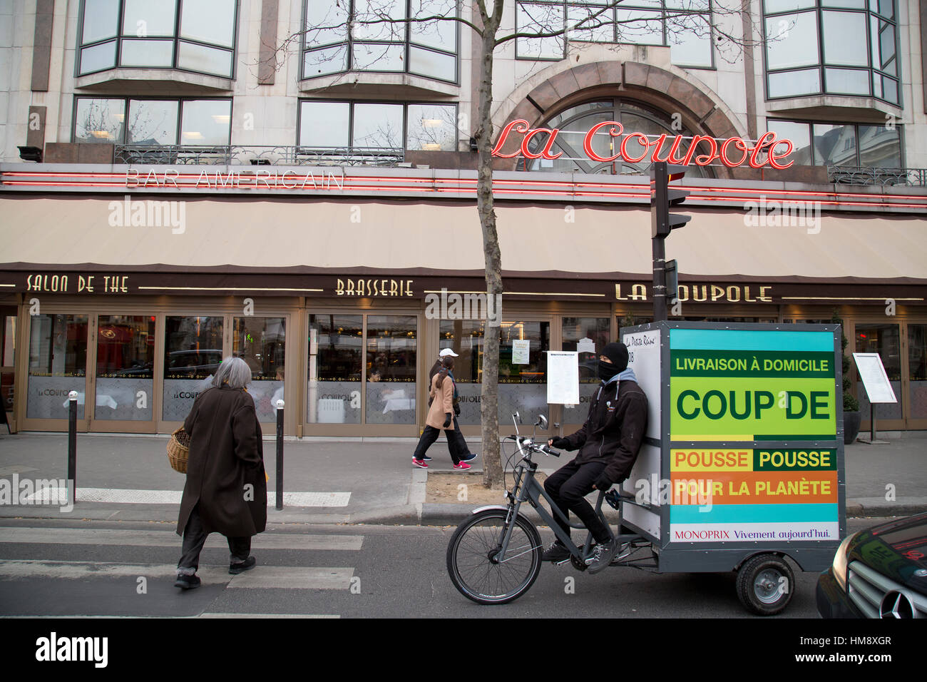 Esterno della Brasserie Coupole a Montparnasse nel XIV arrondissement di Parigi in inverno Foto Stock