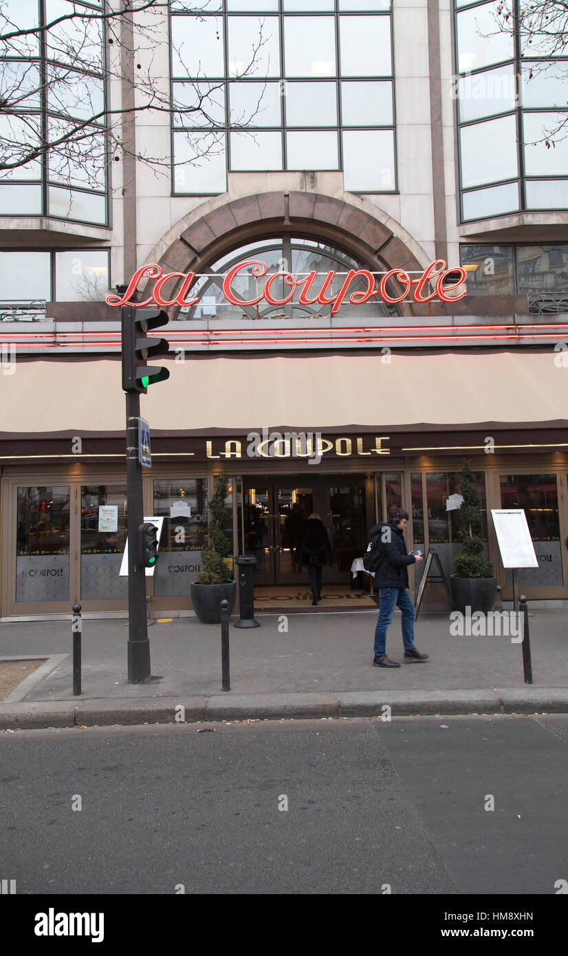 Esterno La Coupole Brasserie Montparnasse nel XIV arrondissement di Parigi in inverno Foto Stock