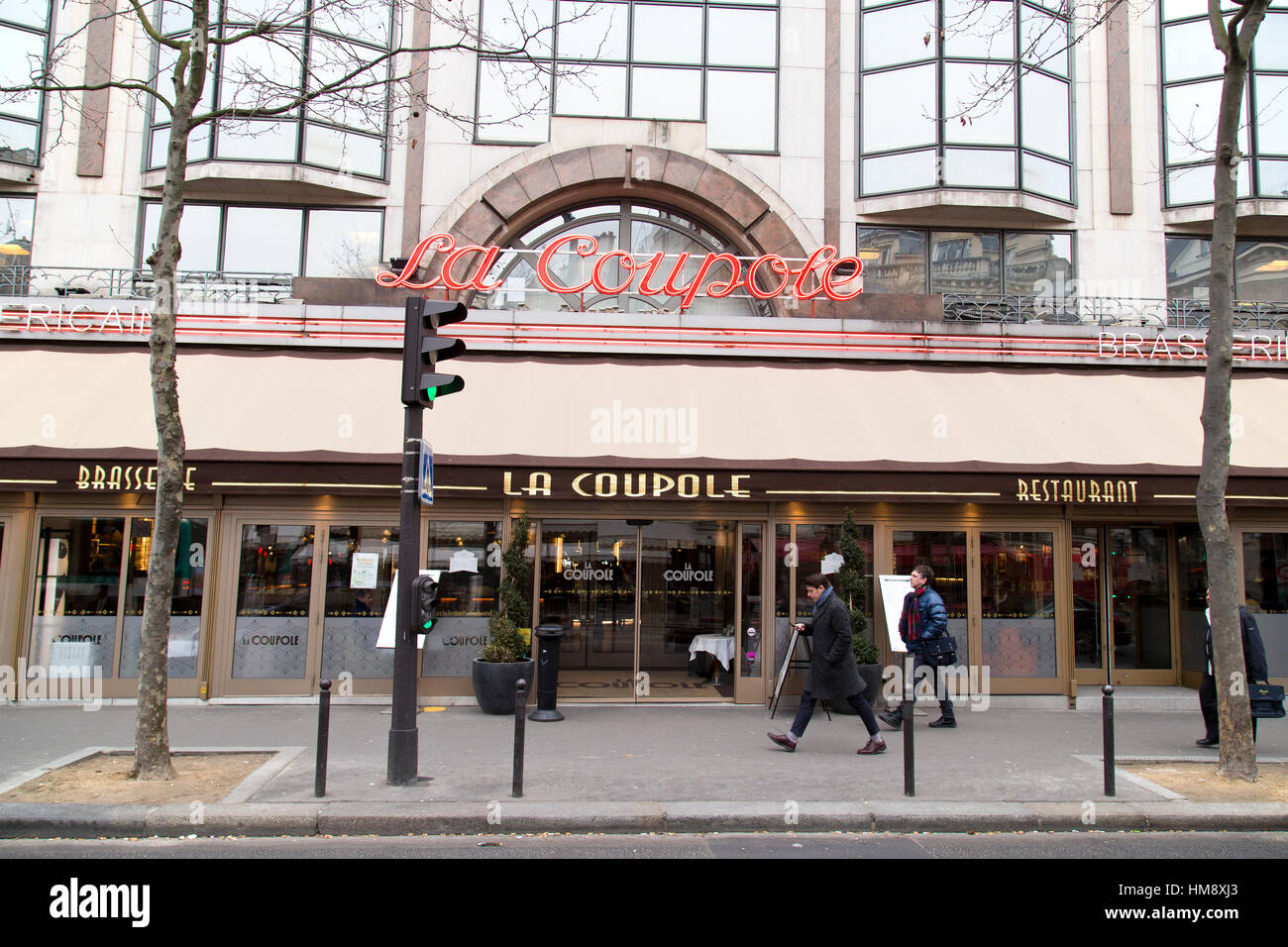 Esterno del La Coupole Brasserie a Montparnasse nel XIV arrondissement di Parigi in inverno Foto Stock