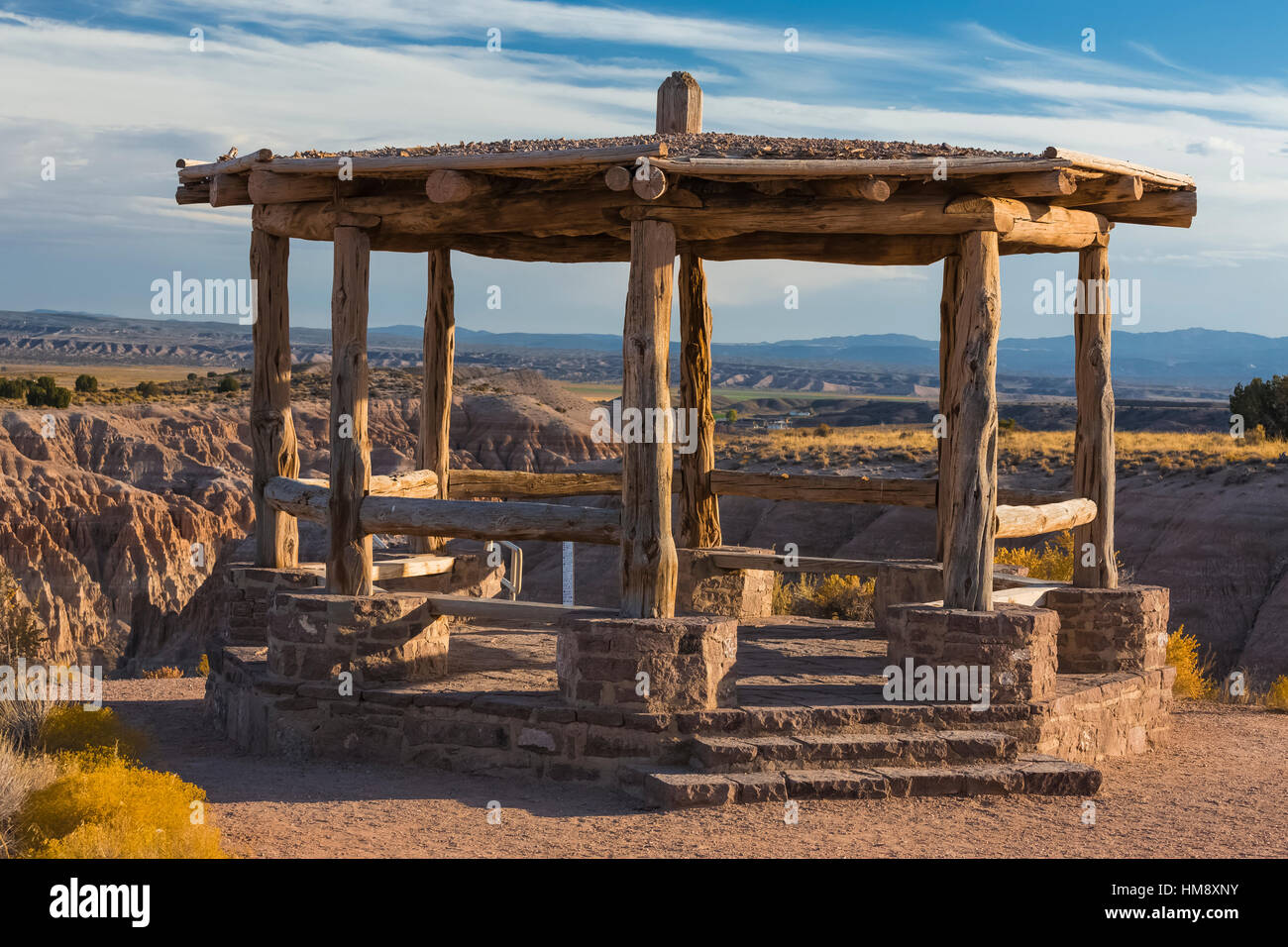 Gazebo rustico, costruito dalla conservazione civile Corps durante la Grande Depressione, a Miller, su cui si affacciano la eroso siltstone formazioni di C Foto Stock