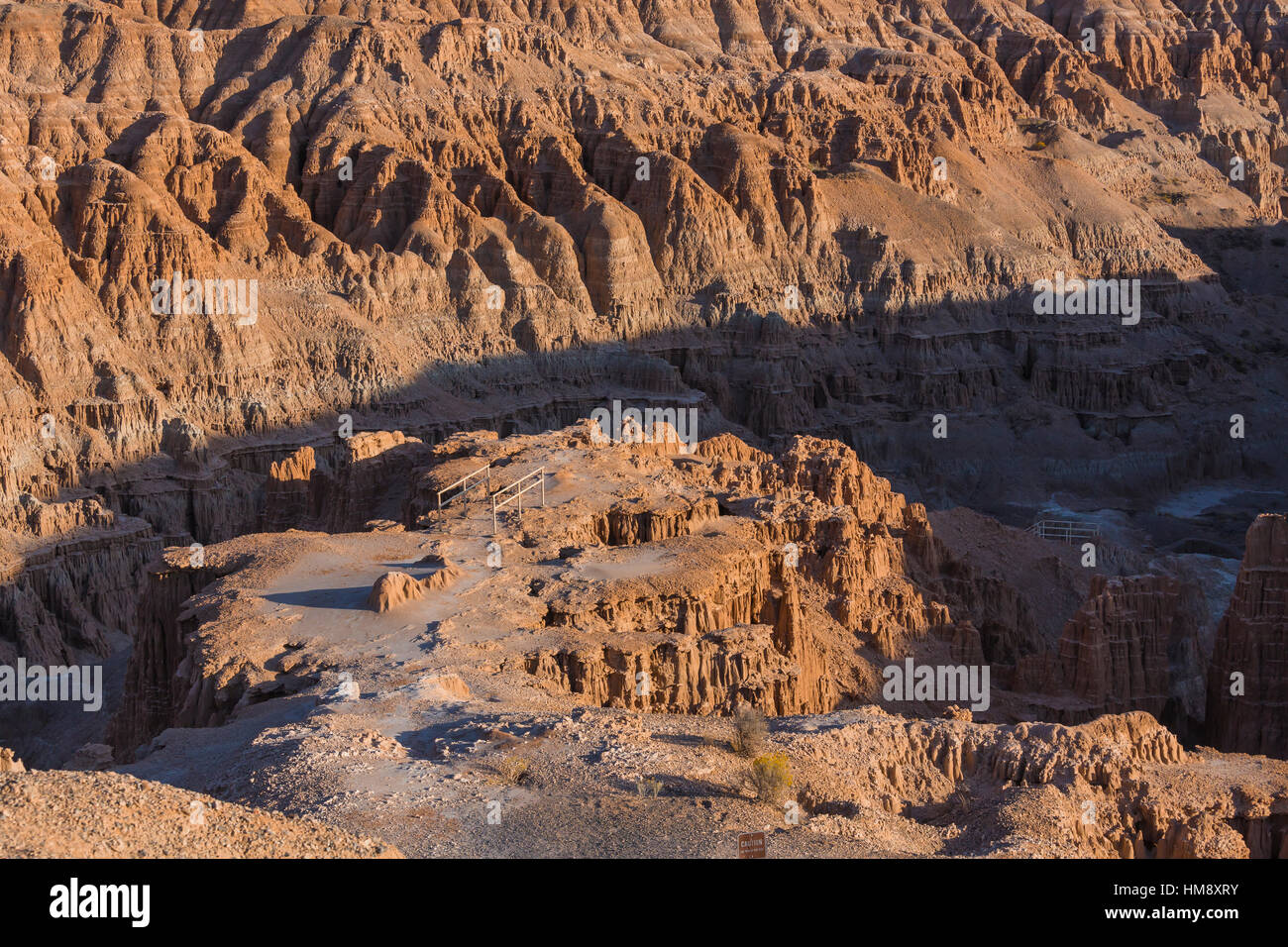 Vista delle formazioni erose della forra della cattedrale dal punto di Miller in Cathedral Gorge State Park, Nevada, STATI UNITI D'AMERICA Foto Stock