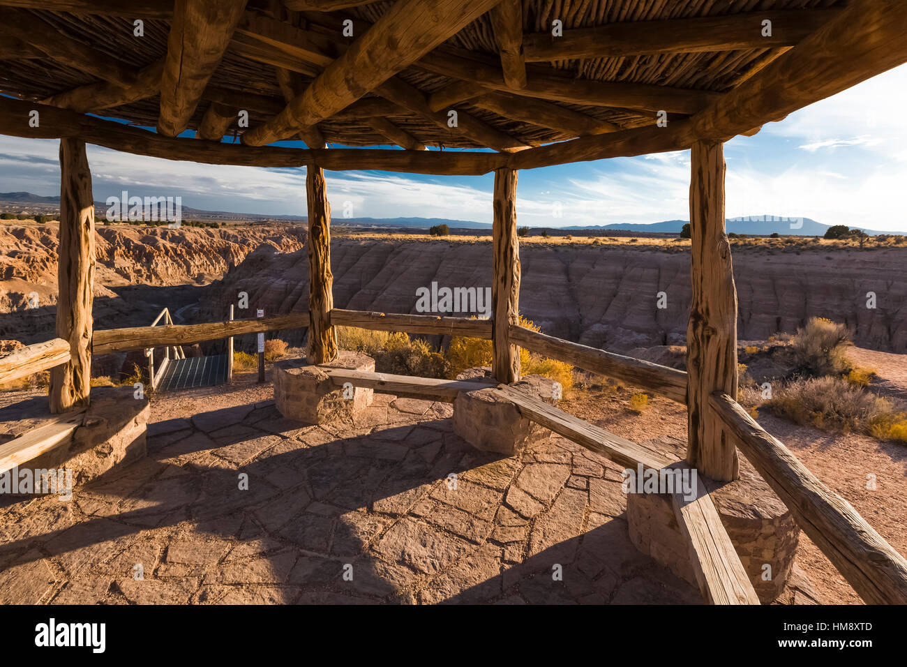 Gazebo rustico, costruito dalla conservazione civile Corps durante la Grande Depressione, a Miller, su cui si affacciano la eroso siltstone formazioni di C Foto Stock