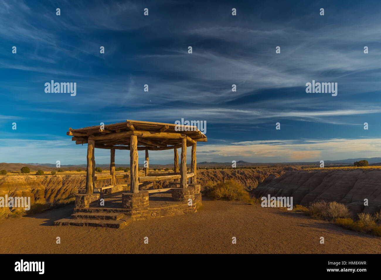 Gazebo rustico, costruito dalla conservazione civile Corps durante la Grande Depressione, a Miller, su cui si affacciano la eroso siltstone formazioni di C Foto Stock