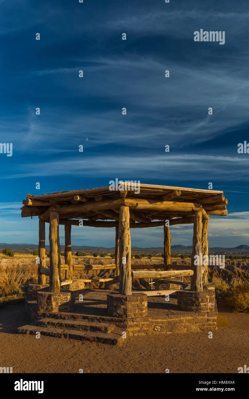 Gazebo rustico, costruito dalla conservazione civile Corps durante la Grande Depressione, a Miller, su cui si affacciano la eroso siltstone formazioni di C Foto Stock