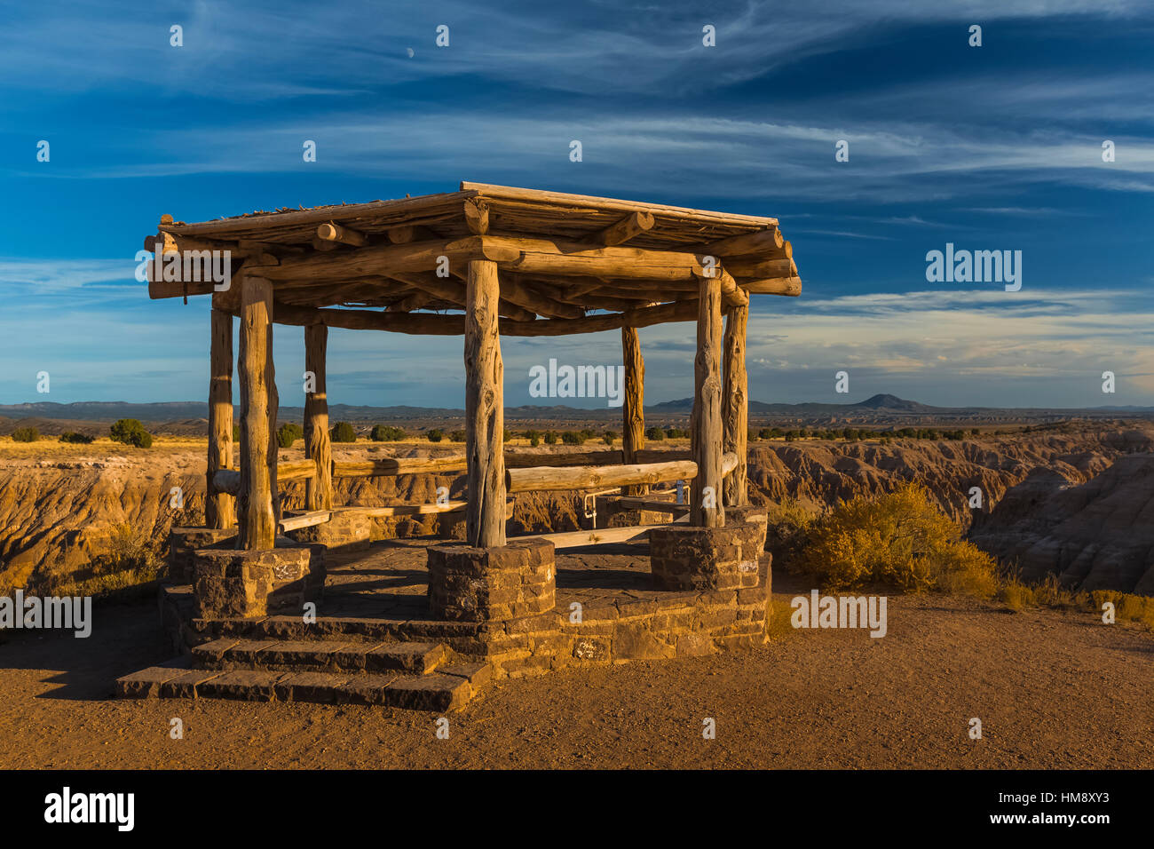 Gazebo rustico, costruito dalla conservazione civile Corps durante la Grande Depressione, a Miller, su cui si affacciano la eroso siltstone formazioni di C Foto Stock