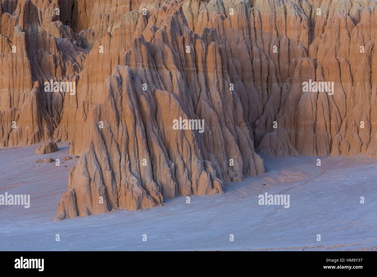 Nel tardo pomeriggio la luce sul eroso siltstone formazioni in Cathedral Gorge State Park, Nevada, STATI UNITI D'AMERICA Foto Stock