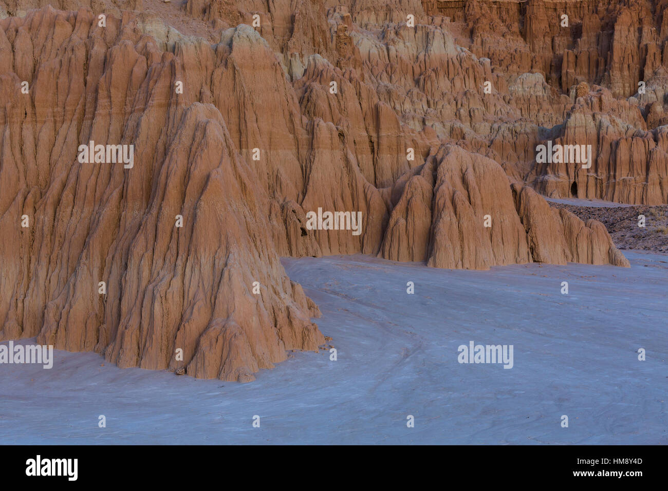 Nel tardo pomeriggio la luce sul eroso siltstone formazioni in Cathedral Gorge State Park, Nevada, STATI UNITI D'AMERICA Foto Stock