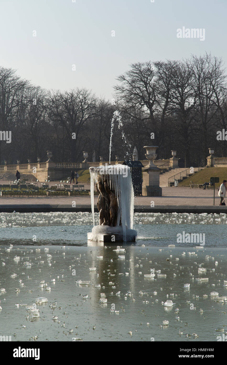 Giardini di Lussemburgo con fontana congelati a Montparnasse nel XIV arrondissement di Parigi in inverno Foto Stock