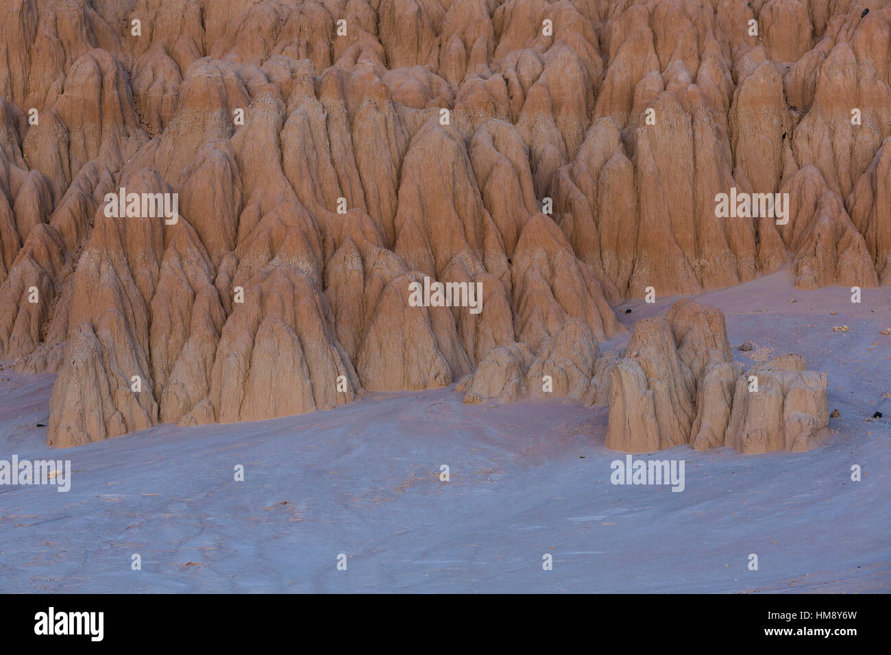 Nel tardo pomeriggio la luce sul eroso siltstone formazioni in Cathedral Gorge State Park, Nevada, STATI UNITI D'AMERICA Foto Stock