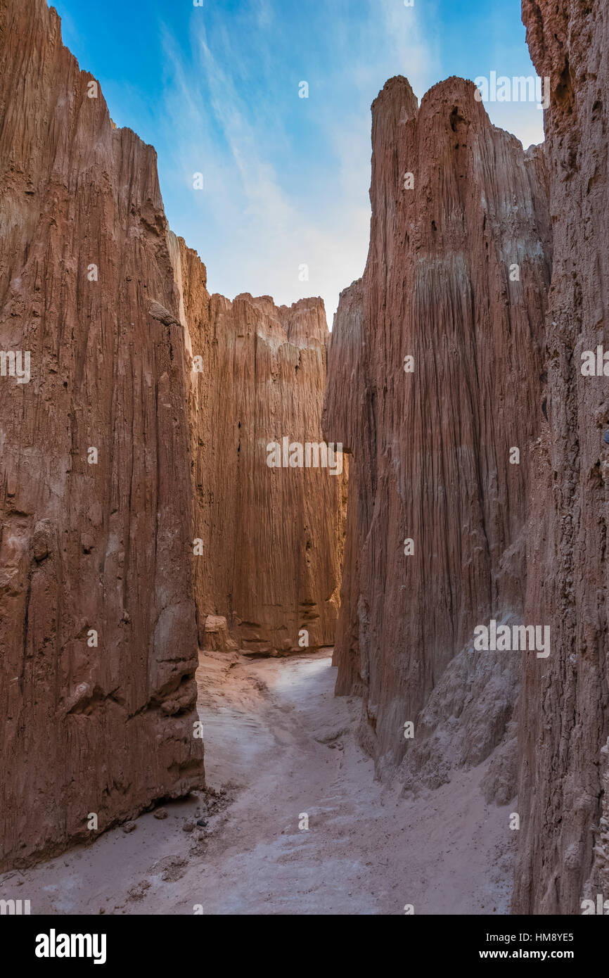 All'interno di uno degli slot eroso canyons conosciuto localmente come grotte in Cathedral Gorge State Park, Nevada, STATI UNITI D'AMERICA Foto Stock
