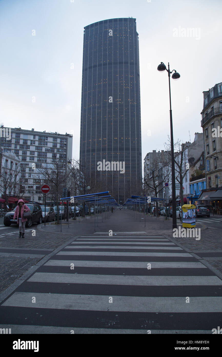 Esterno della Torre di Montparnasse nel XIV arrondissement di Parigi in inverno Foto Stock