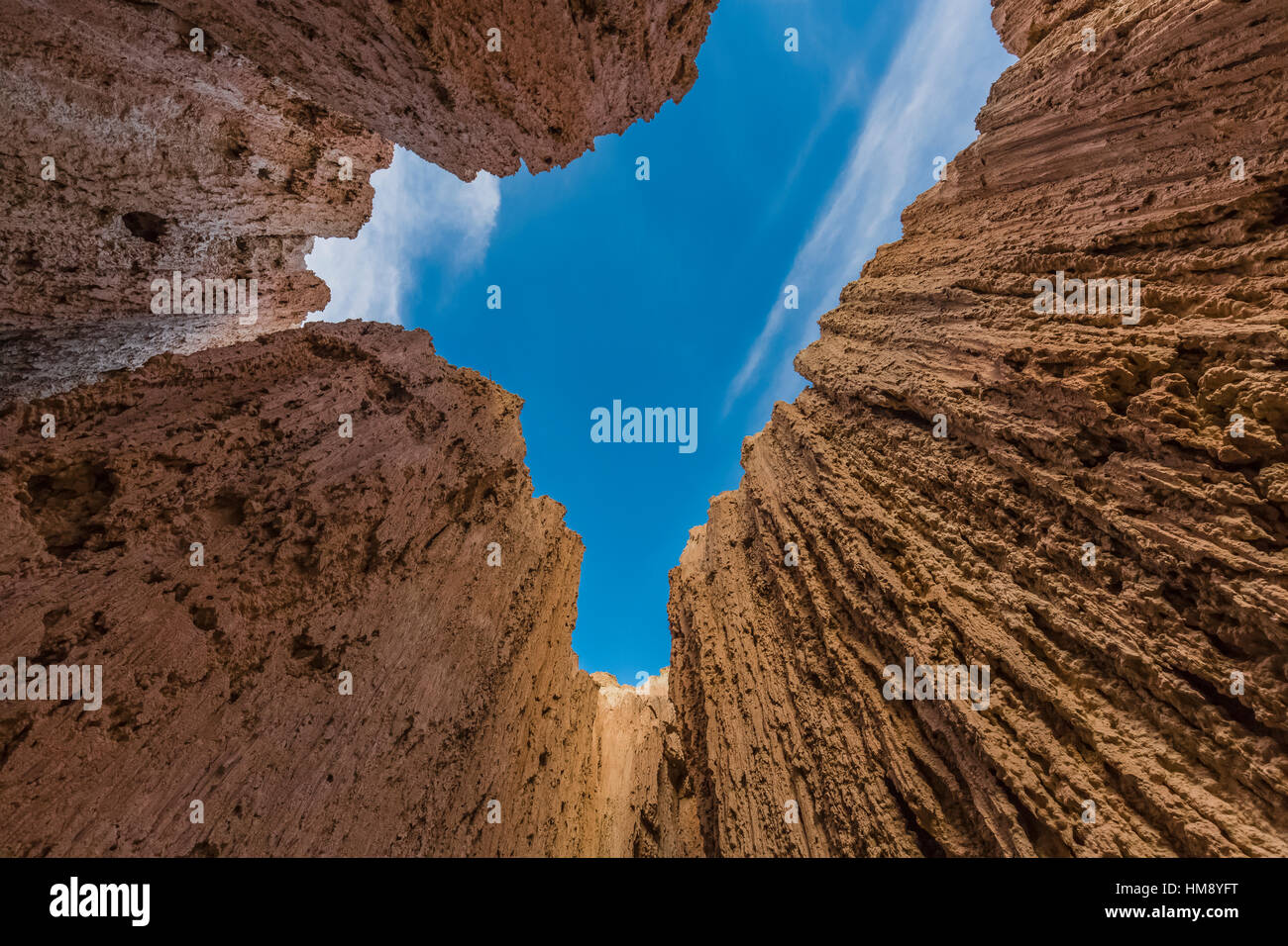 Guardando verso l'alto da uno all'interno dell'asola eroso canyons conosciuto localmente come grotte in Cathedral Gorge State Park, Nevada, STATI UNITI D'AMERICA Foto Stock