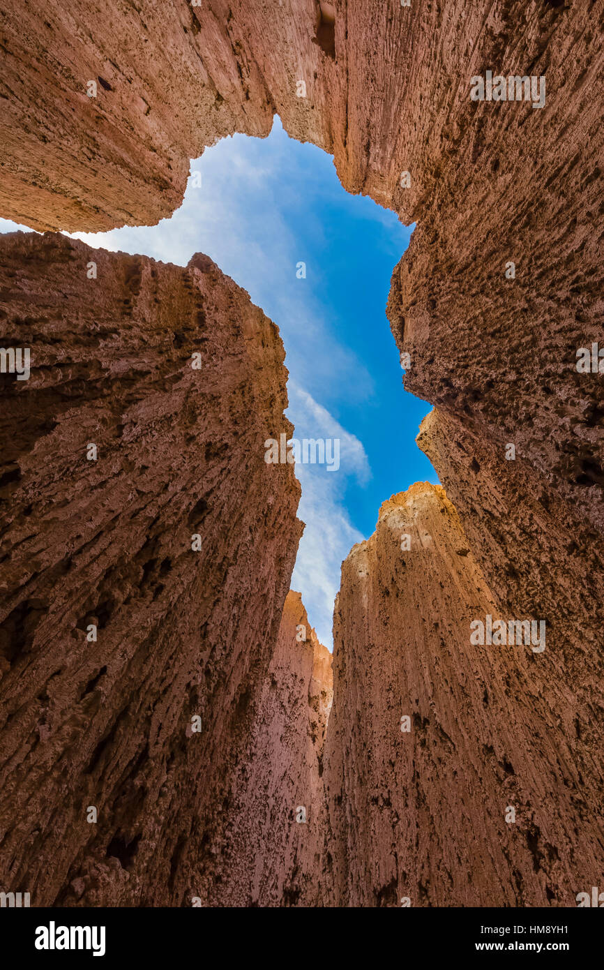 Guardando verso l'alto da uno all'interno dell'asola eroso canyons conosciuto localmente come grotte in Cathedral Gorge State Park, Nevada, STATI UNITI D'AMERICA Foto Stock