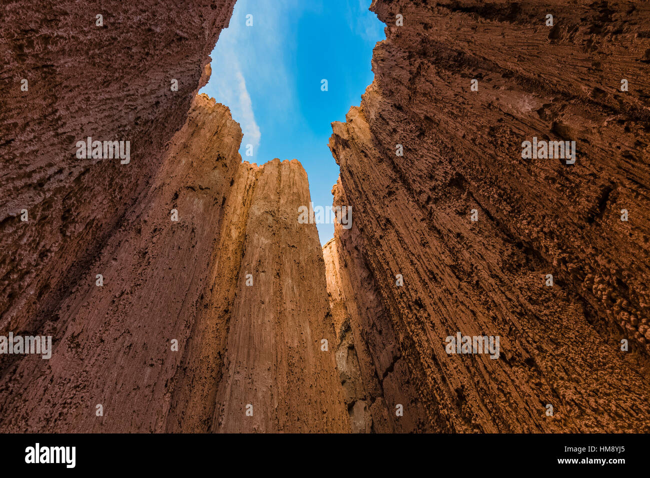 Guardando verso l'alto da uno all'interno dell'asola eroso canyons conosciuto localmente come grotte in Cathedral Gorge State Park, Nevada, STATI UNITI D'AMERICA Foto Stock