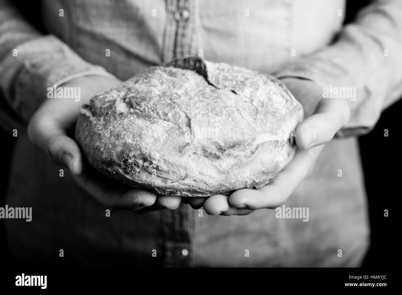 Il pane nelle mani - vegetariano e vegano persone Foto Stock