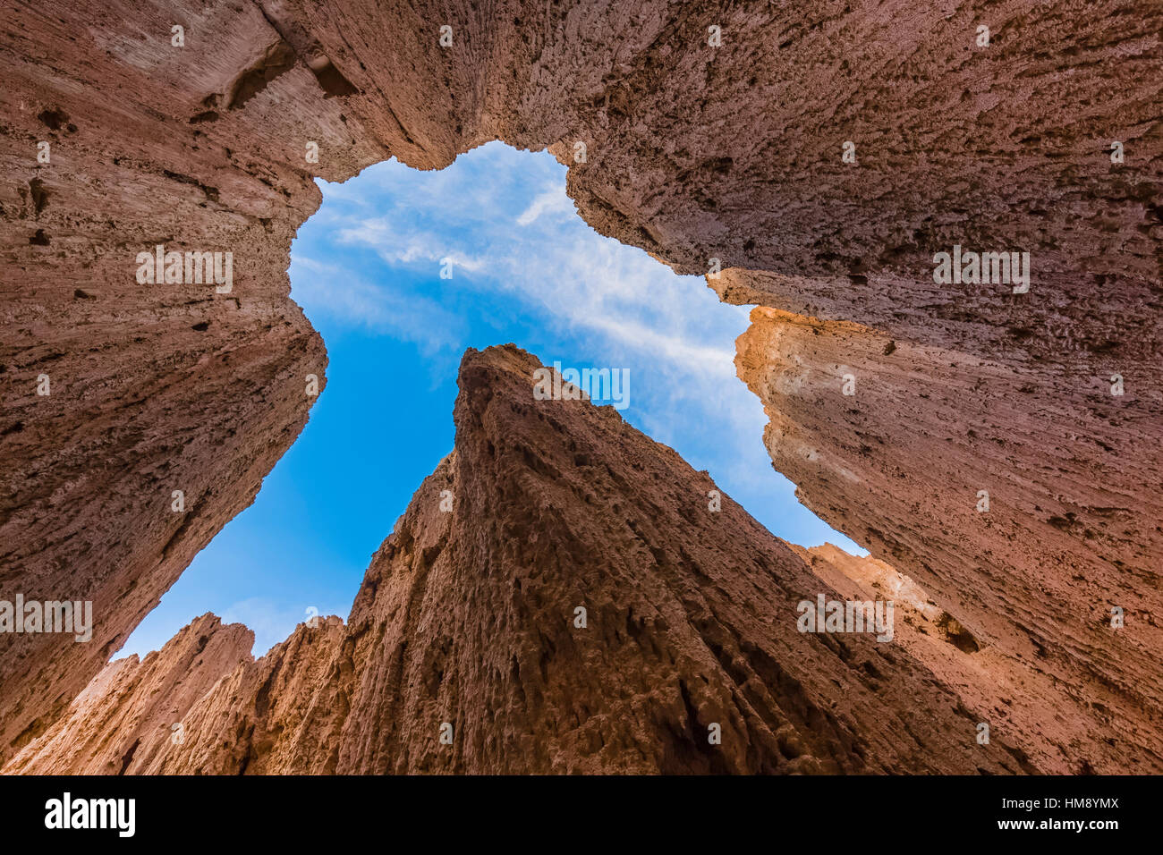 Guardando verso l'alto da uno all'interno dell'asola eroso canyons conosciuto localmente come grotte in Cathedral Gorge State Park, Nevada, STATI UNITI D'AMERICA Foto Stock