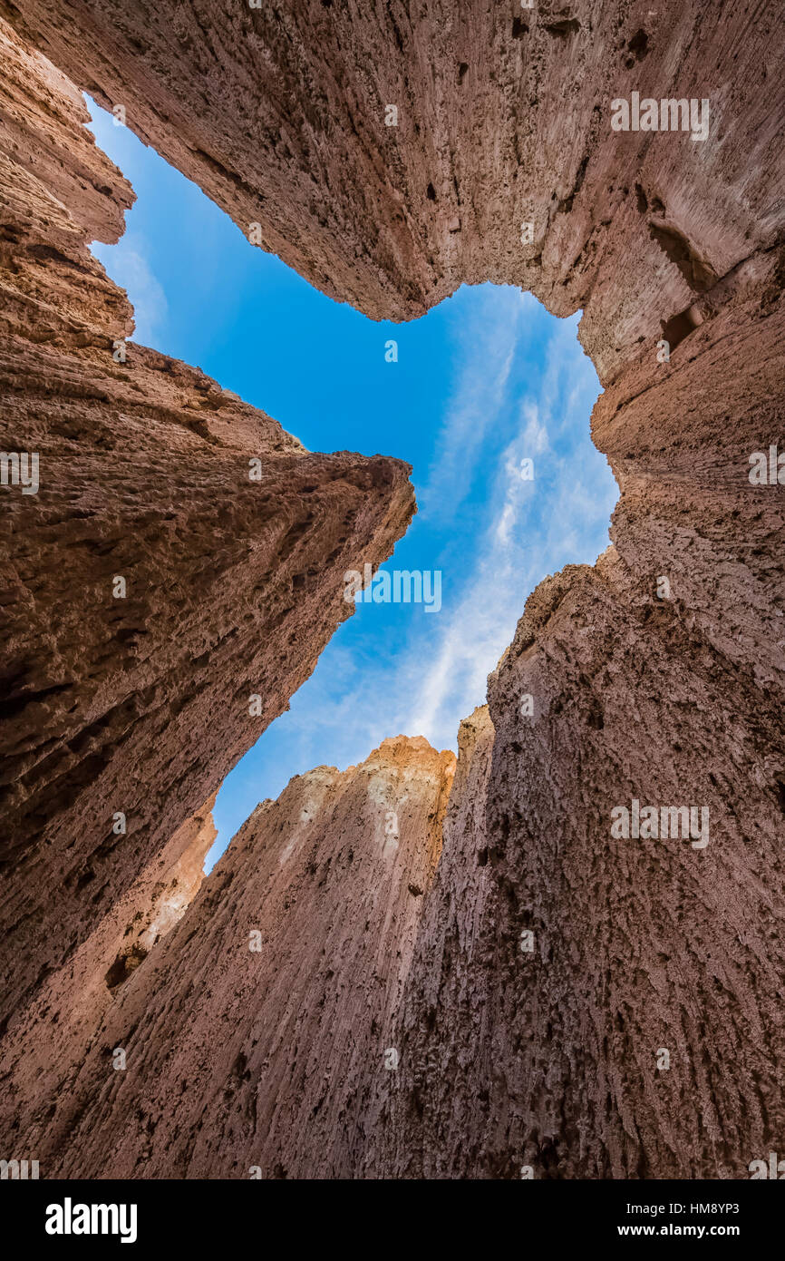 Guardando verso l'alto da uno all'interno dell'asola eroso canyons conosciuto localmente come grotte in Cathedral Gorge State Park, Nevada, STATI UNITI D'AMERICA Foto Stock
