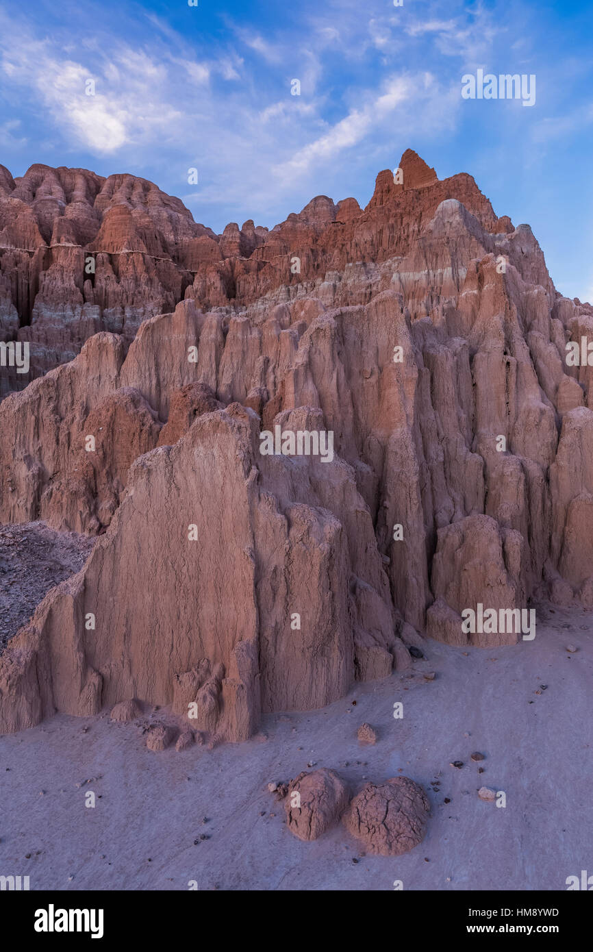 Nel tardo pomeriggio la luce sul eroso siltstone formazioni in Cathedral Gorge State Park, Nevada, STATI UNITI D'AMERICA Foto Stock