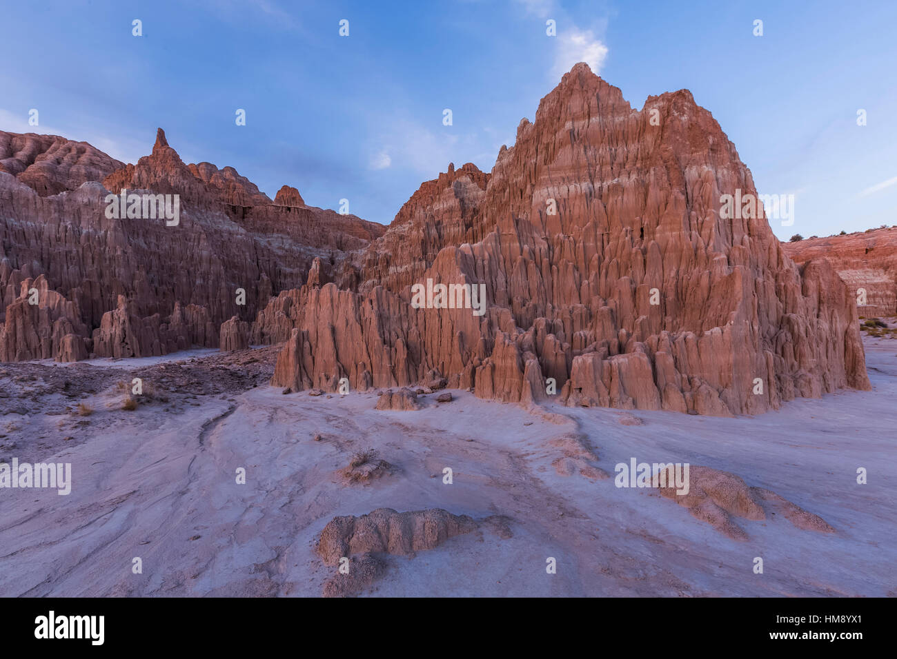 Nel tardo pomeriggio la luce sul eroso siltstone formazioni in Cathedral Gorge State Park, Nevada, STATI UNITI D'AMERICA Foto Stock