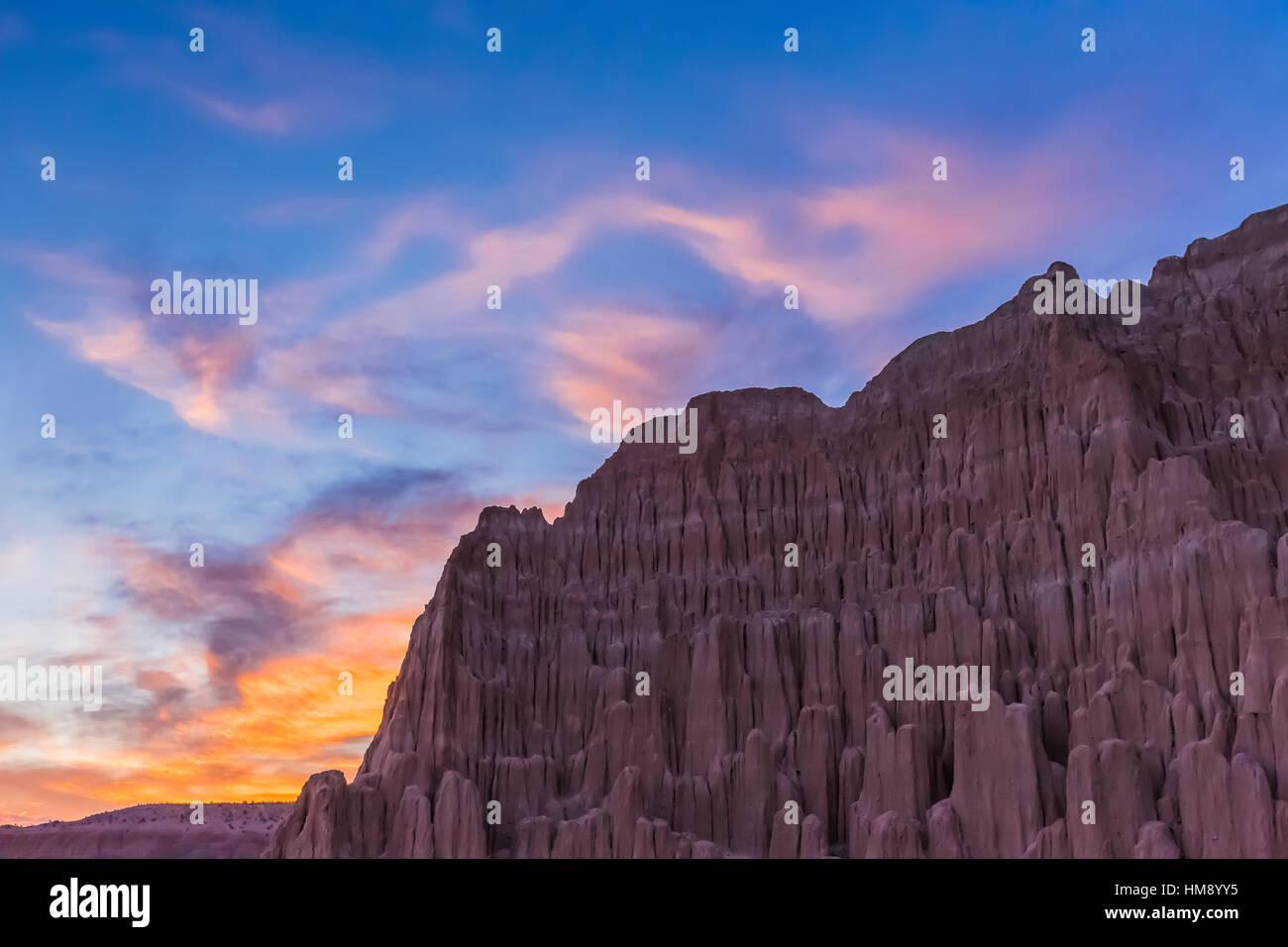 Sunset over eroso formazioni in Cathedral Gorge State Park, Nevada, STATI UNITI D'AMERICA Foto Stock