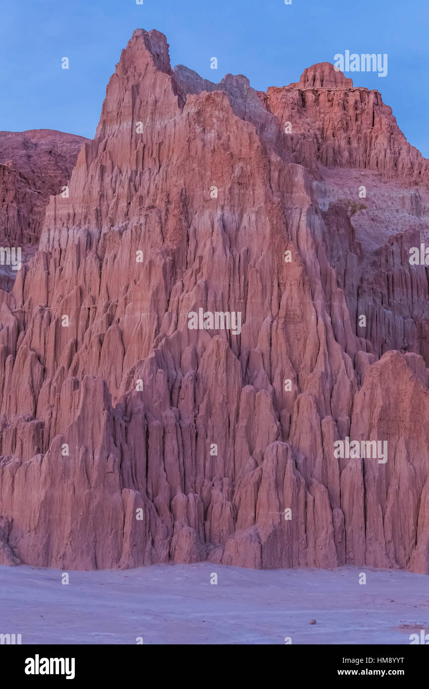 Nel tardo pomeriggio la luce sul eroso siltstone formazioni in Cathedral Gorge State Park, Nevada, STATI UNITI D'AMERICA Foto Stock