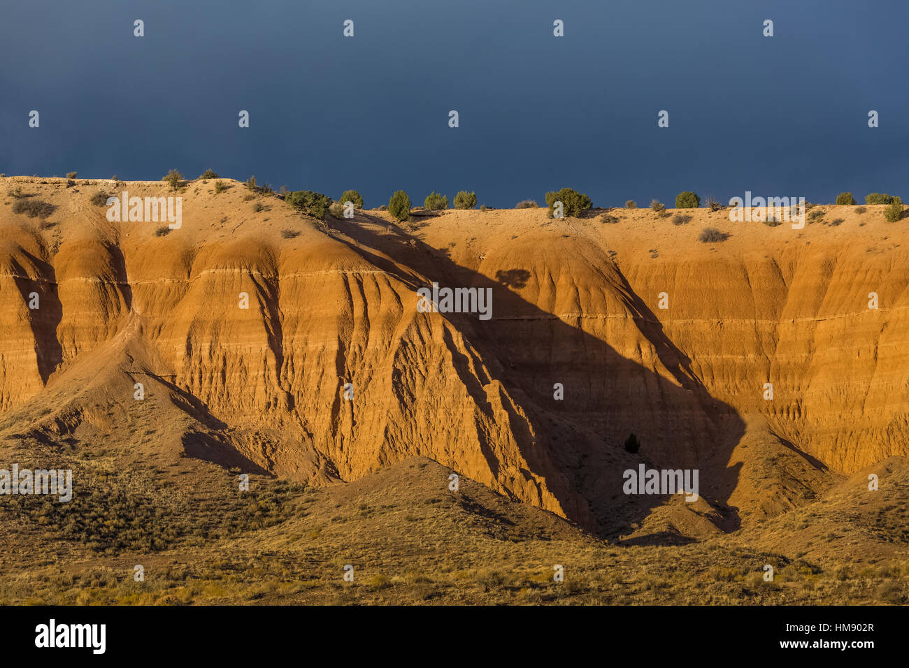 Drammatica la luce del mattino sulle formazioni erose sul lato ovest della cattedrale Gorge State Park, Nevada, STATI UNITI D'AMERICA Foto Stock