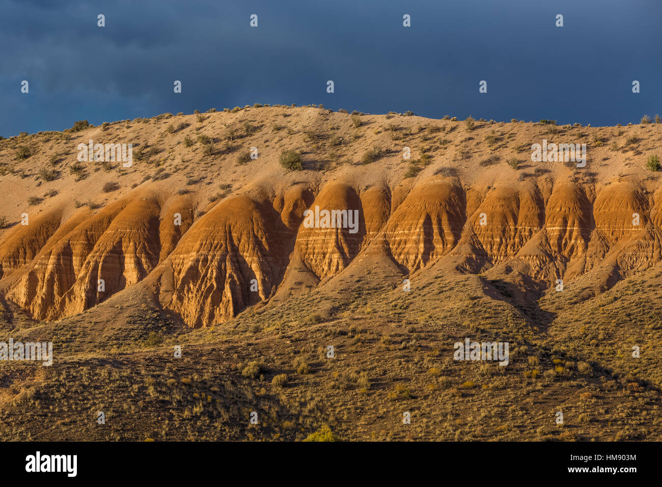 Drammatica la luce del mattino sulle formazioni erose sul lato ovest della cattedrale Gorge State Park, Nevada, STATI UNITI D'AMERICA Foto Stock
