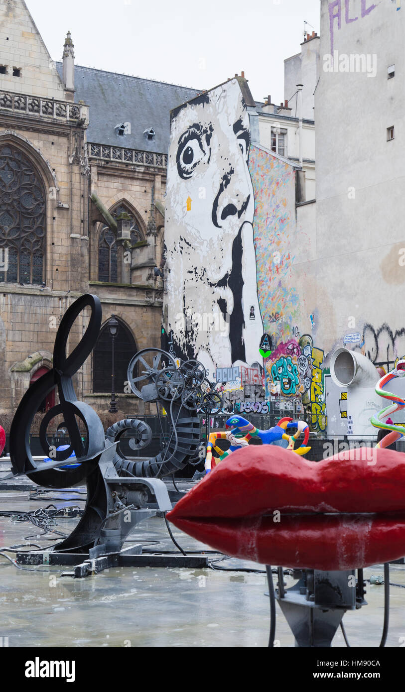 Sculture presso la Fontana Stravinsky 4 arrondissement di Parigi in inverno Foto Stock