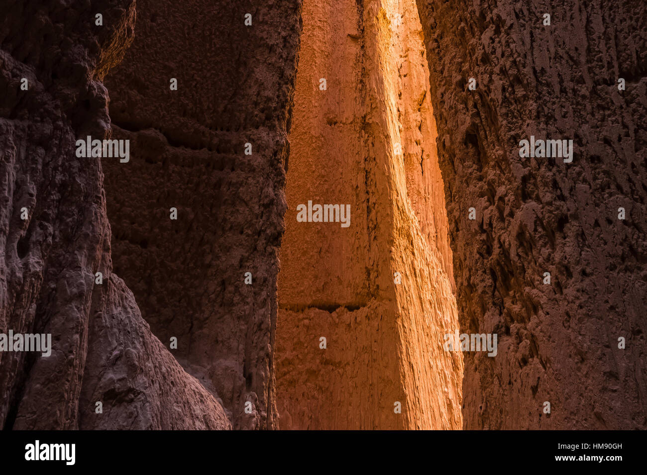 Visualizzare fino al cielo da dentro una delle tante slot canyons, localmente noto come grotte, che hanno eroso nel siltstone e scogliere di argilla in Cattedrale Foto Stock
