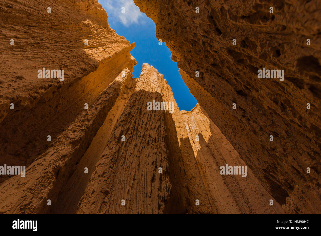 Visualizzare fino al cielo da dentro una delle tante slot canyons, localmente noto come grotte, che hanno eroso nel siltstone e scogliere di argilla in Cattedrale Foto Stock