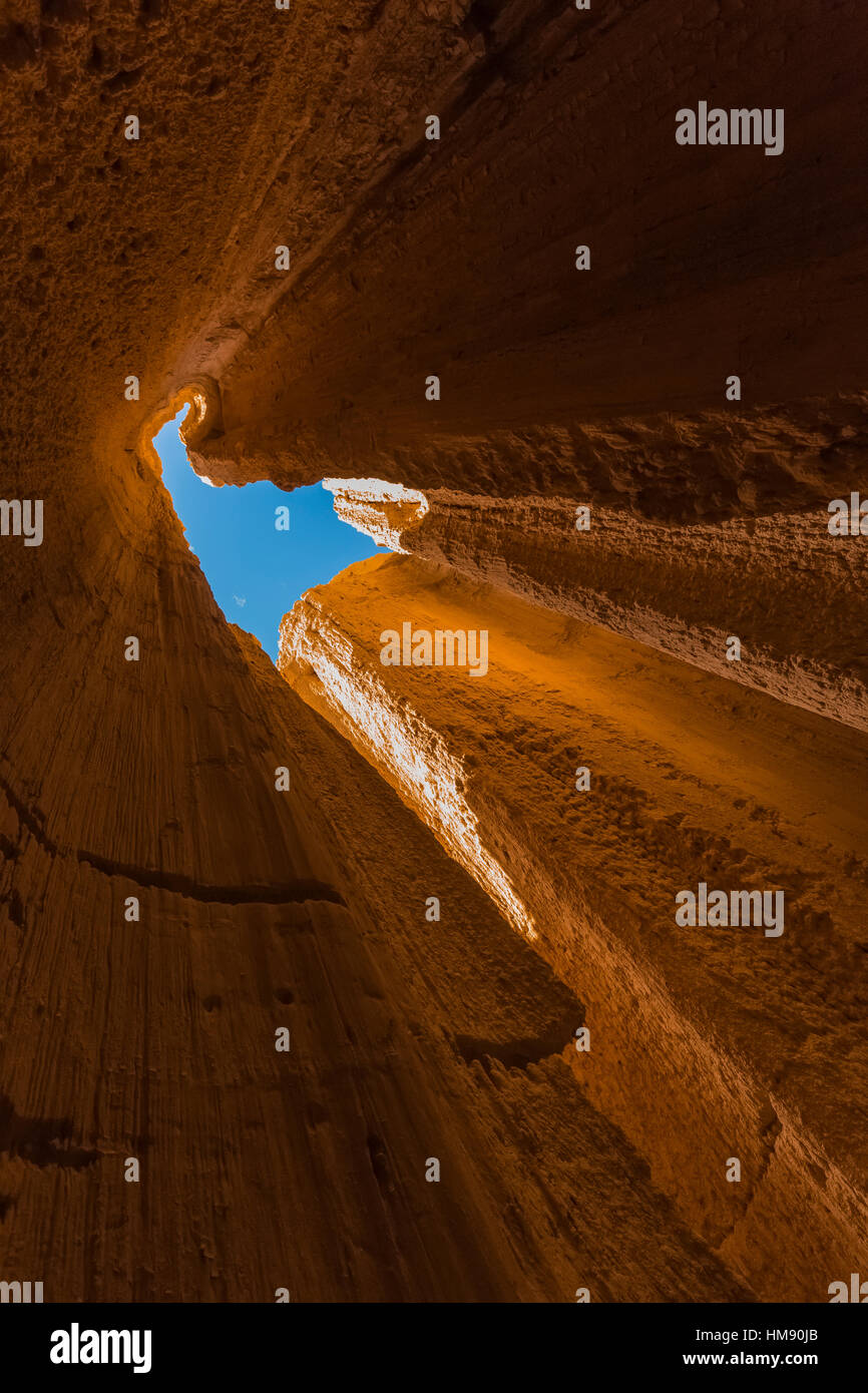 Visualizzare fino al cielo da dentro una delle tante slot canyons, localmente noto come grotte, che hanno eroso nel siltstone e scogliere di argilla in Cattedrale Foto Stock