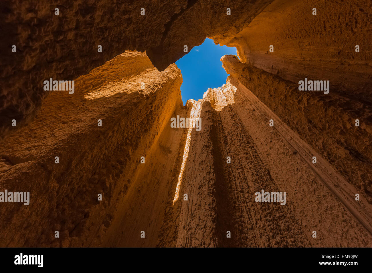 Visualizzare fino al cielo da dentro una delle tante slot canyons, localmente noto come grotte, che hanno eroso nel siltstone e scogliere di argilla in Cattedrale Foto Stock
