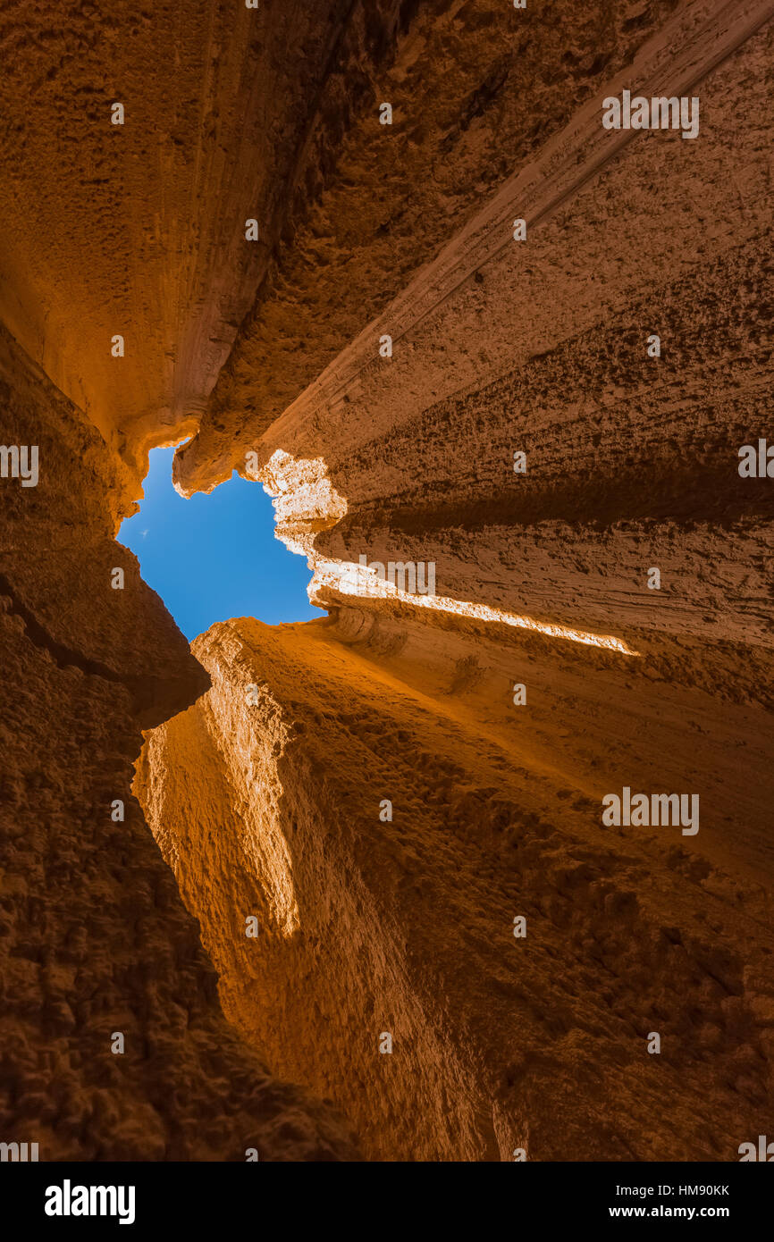 Visualizzare fino al cielo da dentro una delle tante slot canyons, localmente noto come grotte, che hanno eroso nel siltstone e scogliere di argilla in Cattedrale Foto Stock