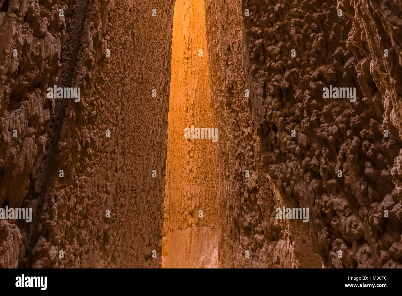 Visualizzare fino al cielo da dentro una delle tante slot canyons, localmente noto come grotte, che hanno eroso nel siltstone e scogliere di argilla in Cattedrale Foto Stock