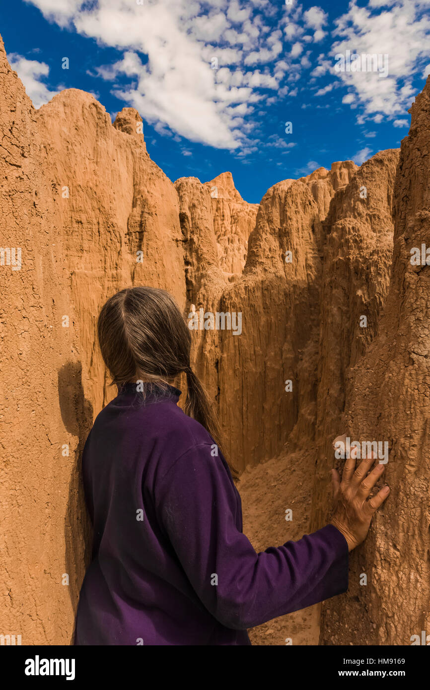 Karen Rentz esplorare uno dei canyon dello slot nella siltstone scogliere che la gente del posto si riferiscono a come le grotte, Cathedral Gorge State Park, Nevada, STATI UNITI D'AMERICA Foto Stock
