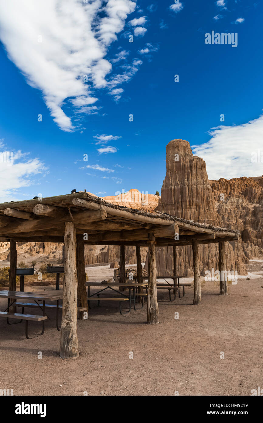 Picnic rustico padiglione costruito in stile parkitecture dalla società 974 della conservazione civile Corps durante la Grande Depressione, Cattedrale Gorge Foto Stock