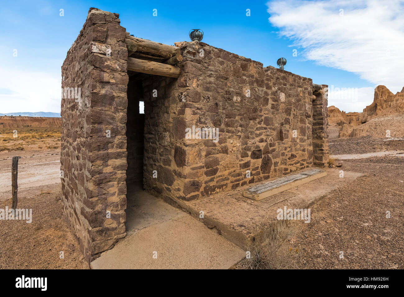 Restroom costruito in stile rustico stile parkitecture dalla conservazione civile Corps durante la Grande Depressione, Cattedrale Gorge State Park, Nevada, USA Foto Stock
