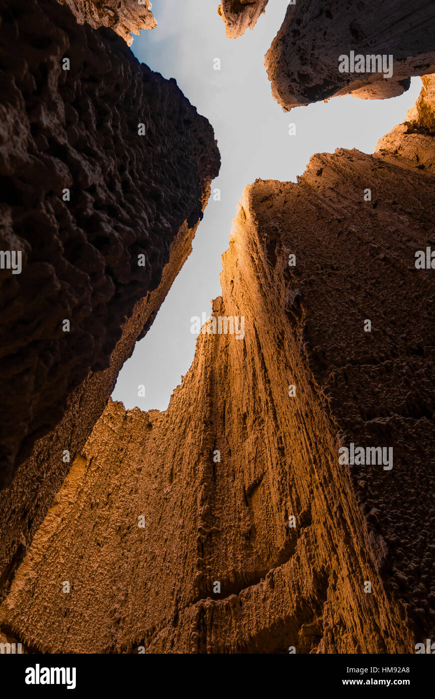 Visualizzare fino al cielo da dentro una delle tante slot canyons, localmente noto come grotte, che hanno eroso nel siltstone e scogliere di argilla in Cattedrale Foto Stock