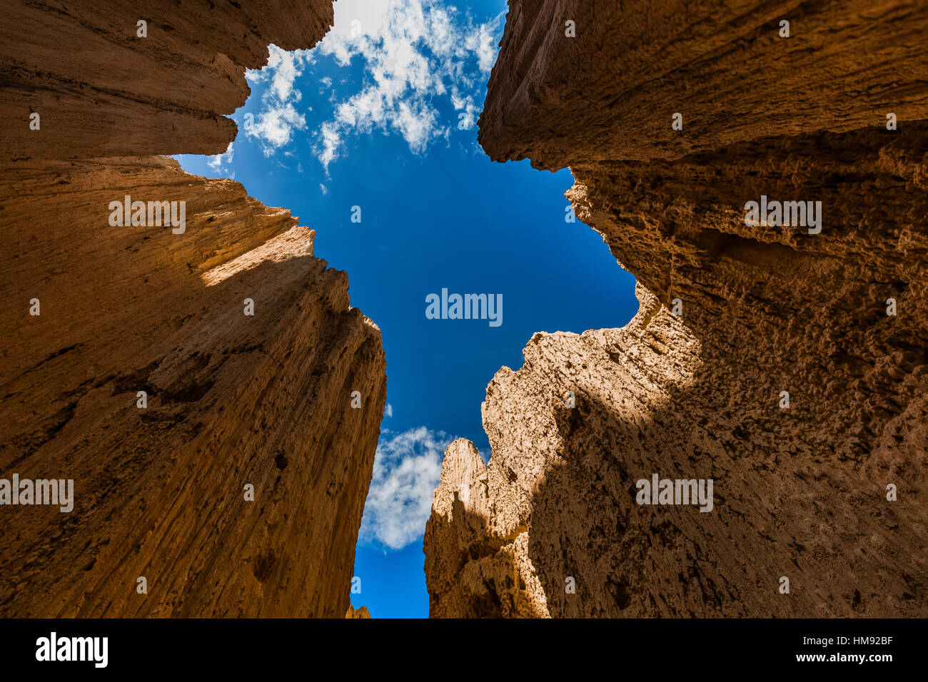 Visualizzare fino al cielo da dentro una delle tante slot canyons, localmente noto come grotte, che hanno eroso nel siltstone e scogliere di argilla in Cattedrale Foto Stock
