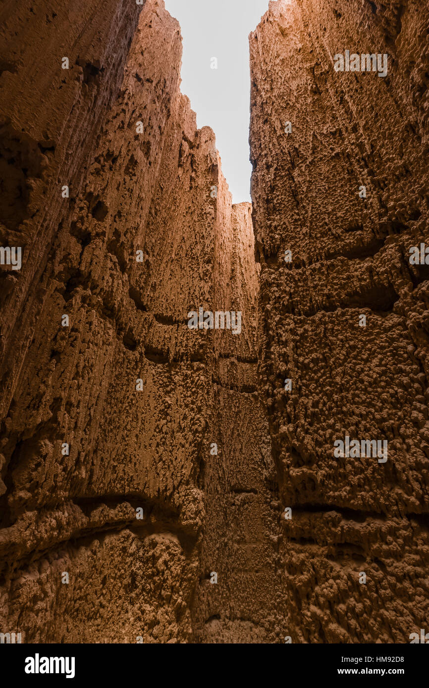 All'interno di una delle tante slot canyons, localmente noto come grotte, che hanno eroso nel siltstone e scogliere di argilla in Cathedral Gorge State Park, Nevada Foto Stock