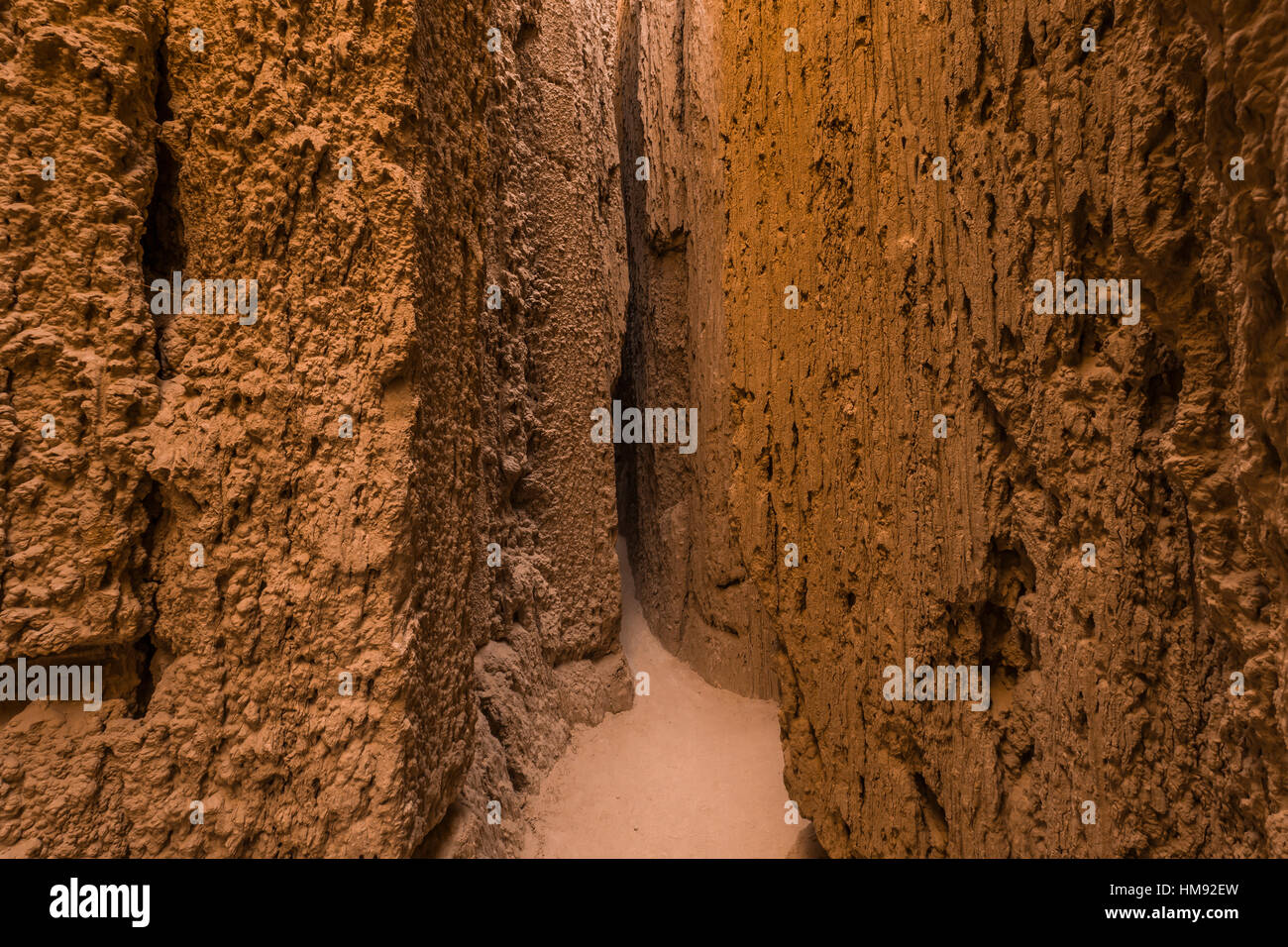All'interno di una delle tante slot canyons, localmente noto come grotte, che hanno eroso nel siltstone e scogliere di argilla in Cathedral Gorge State Park, Nevada Foto Stock